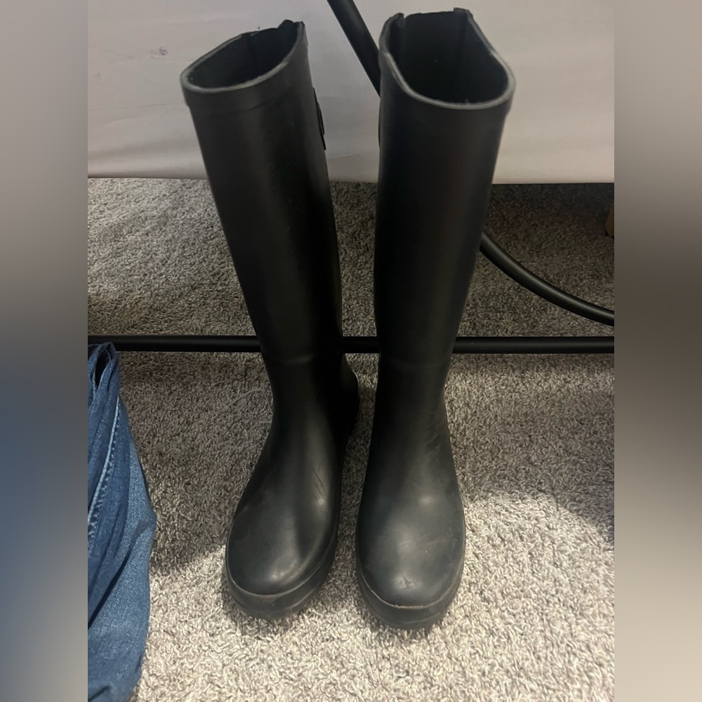 Women’s black rain boots